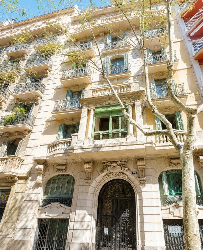 Fachada del edificio de la calle Muntaner 206, en Barcelona
