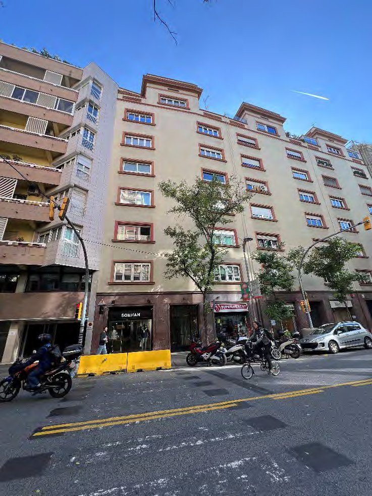 Fachada del edificio de la Travessera de Gràcia 14, en Barcelona